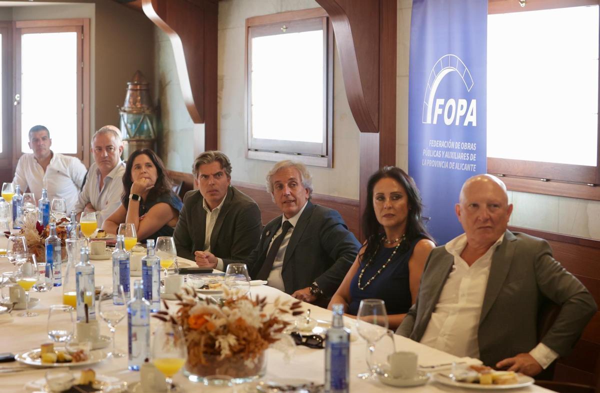 Un momento del encuentro entre los miembros de Fopa y el comisinado para la Recuperación, Raúl Mérida.