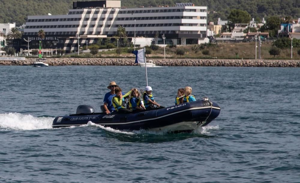 Una treintena de niños y adolescentes participan en la limpieza de fondos marinos programada en la Regata Infantil Marina Ibiza