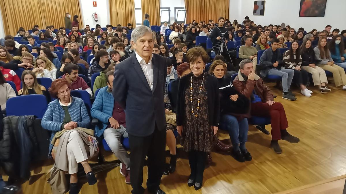 Javier Barón y Ana Esther Velázquez, ayer, en el salón de actos del instituto.