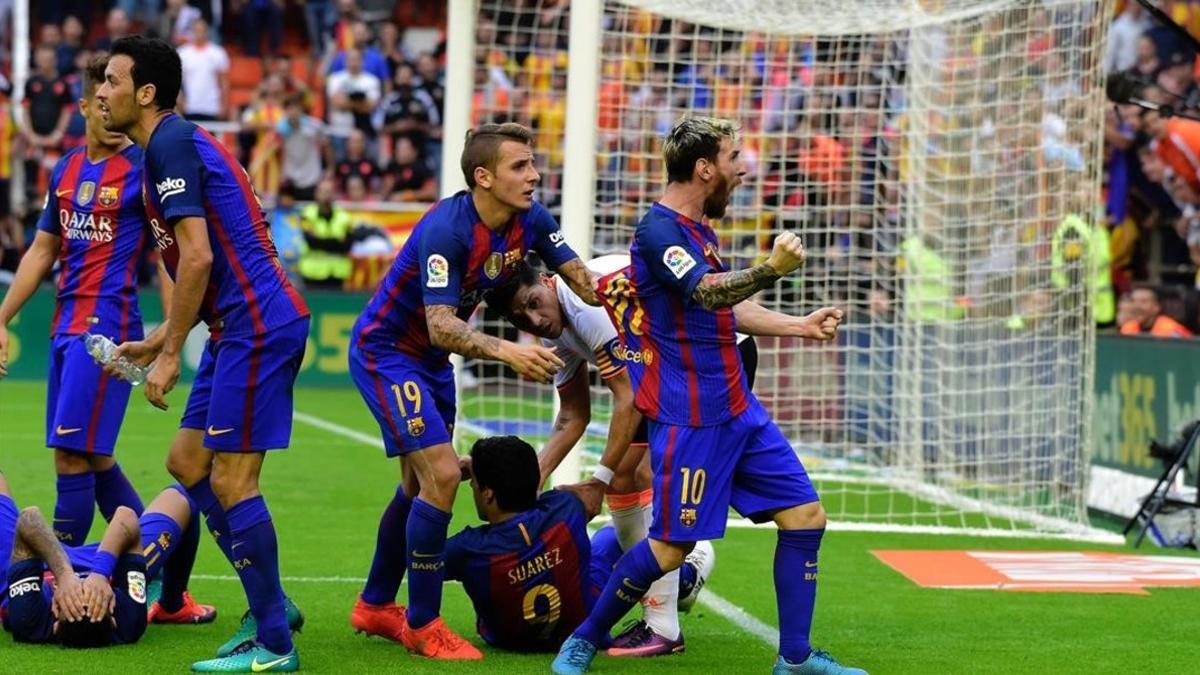 Messi celebra efusivamente el gol tras el lanzamiento de botellas que sufrieron los jugadores tras el 2-3.