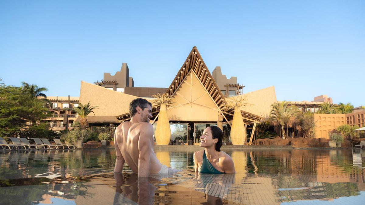 Una pareja en la piscina de un hotel de Canarias.