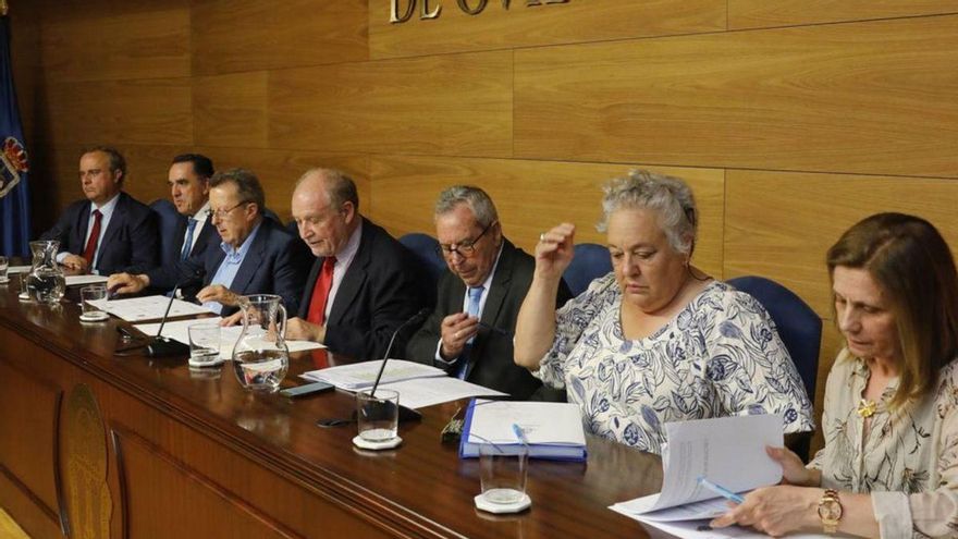 Javier Junceda, Juan José Martínez-Junquera, Ramón Punset, Leopoldo Tolivar, Rafael Fonseca, Pilar Rodríguez Mateos y María Antonia Castro, durante la junta general celebrada este lunes. | FERNANDO RODRÍGUEZ