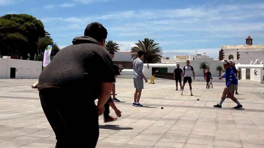 Los jóvenes de Teguise recuperan la tradición de la pelotamano