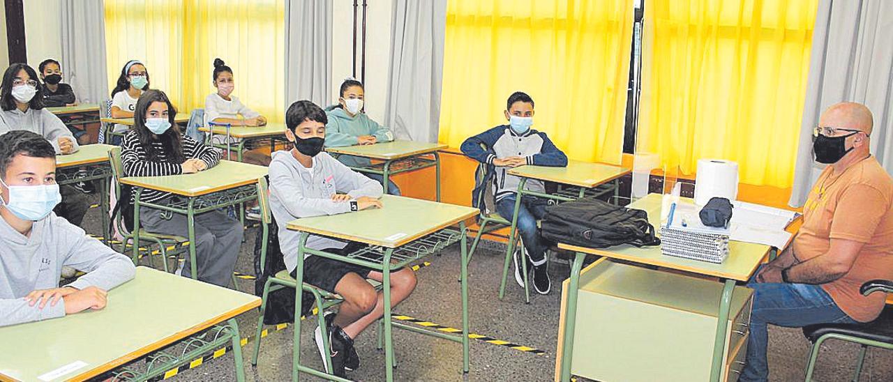 El docente Amador Martínez, en la primera clase de un grupo de primero de la ESO que se inicia en el instituto naviego. | T. Cascudo