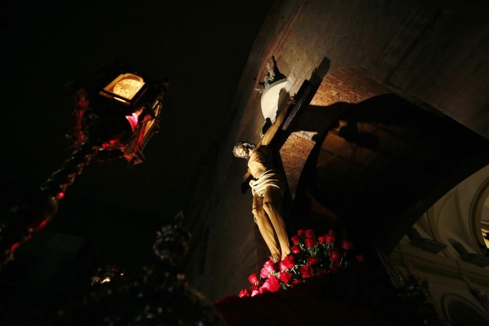 El protocolo para evitar la lluvia funcionó. El adelanto de la hora de salida de las procesiones del Silencio y Descendimiento de Cristo permitió que discurrieran por las calles de Torrevieja. Poco de