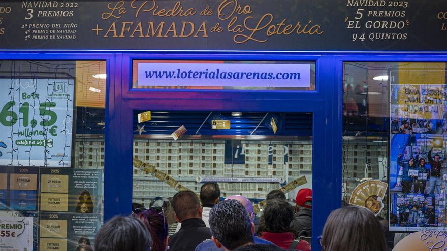 Compradors fent cua a l’administració de loteria Las Arenas, a Barcelona. | SANDRA ROMAN