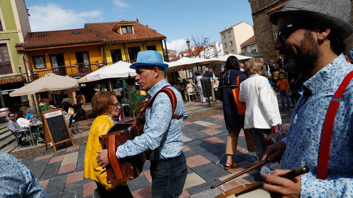 Ambiente, ayer al mediodía, en la plaza del Carbayo.