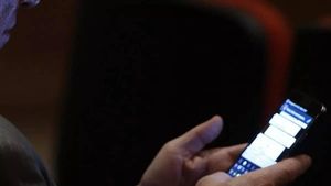 Compartir repetivamente los problemas con otras personas, especialmente a través del servicio de mensajería, intensifica el efecto negativo.