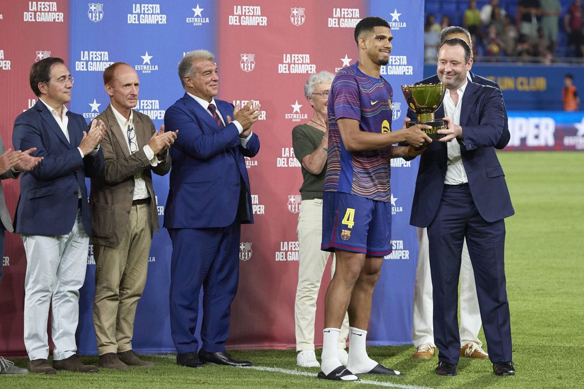 Joan Laporta, con parte de la familia Gamper, aplaude a Araujo al recibir el trofeo.