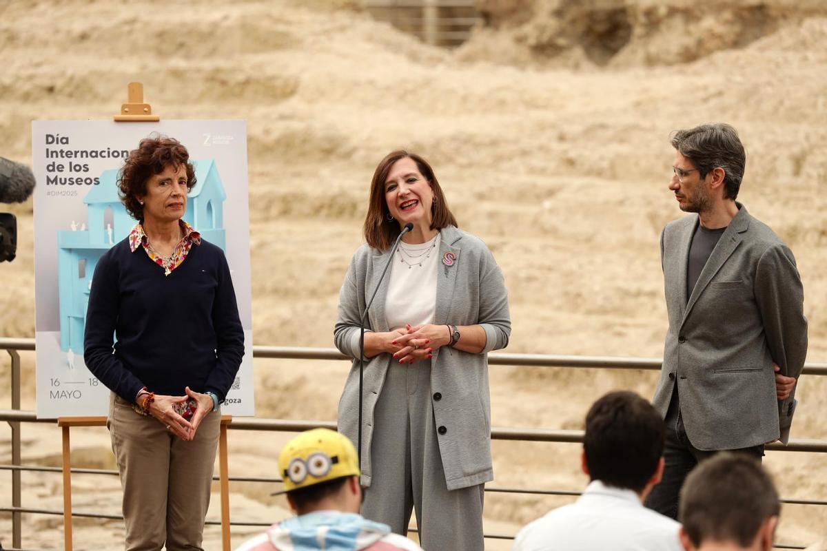 Sara Fernández (centro) y Rubén Castell, este lunes en el Teatro Romano.