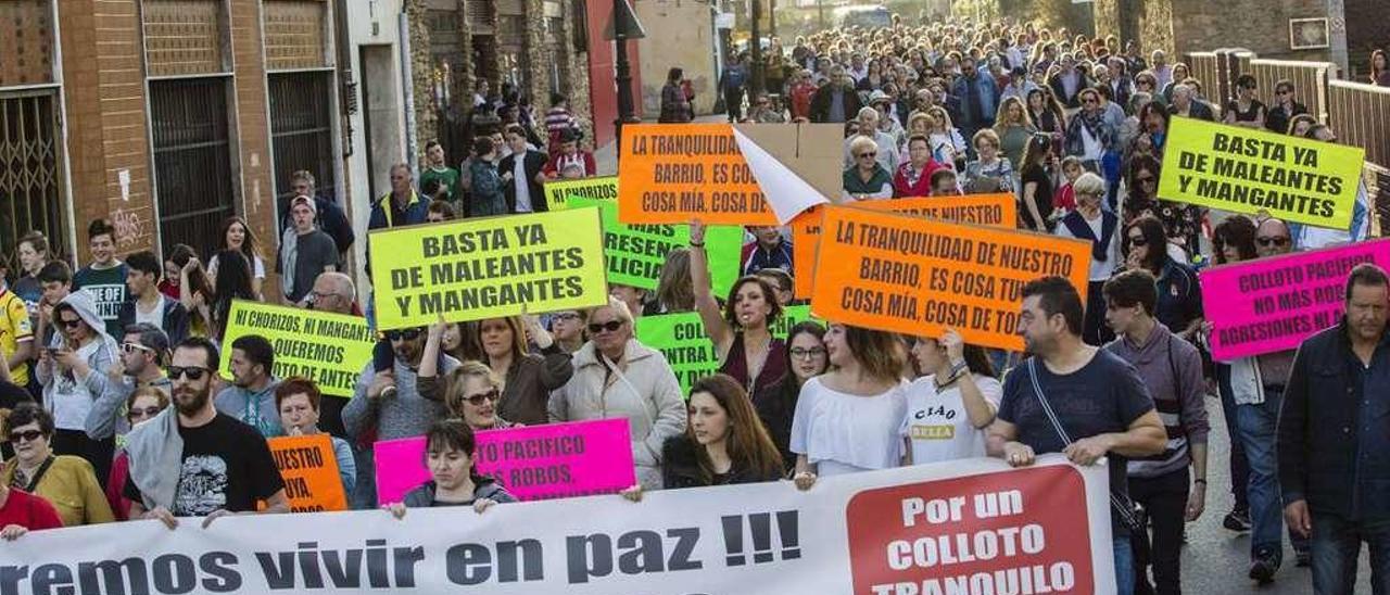 Manifestación vecinal en marzo de 2017 contra la delincuencia en Colloto.