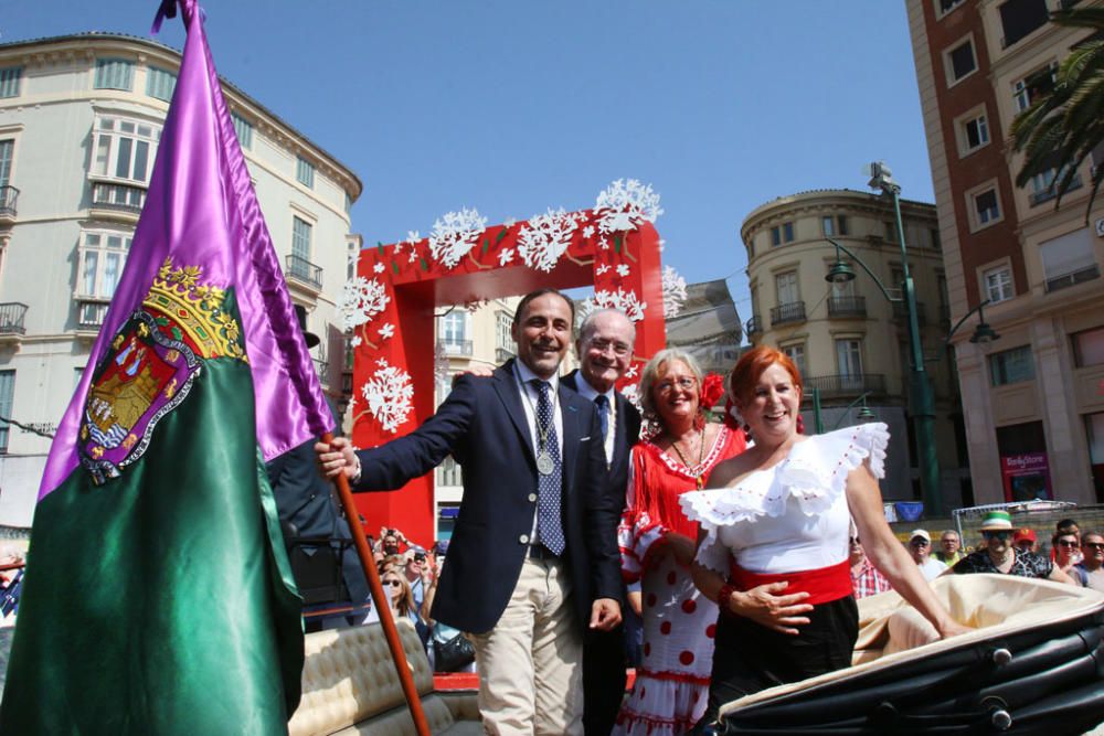 Con la entrega de la bandera de la ciudad a Andrés Olivares ha comenzado la romería hasta la Basílica de la Victoria este sábado por la mañana