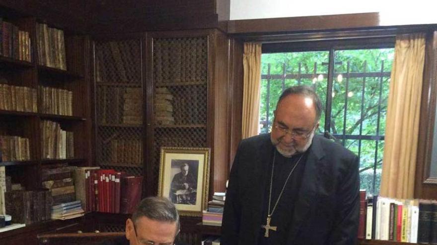 Angelo Amato y el arzobispo, Jesús Sanz, en Covadonga.