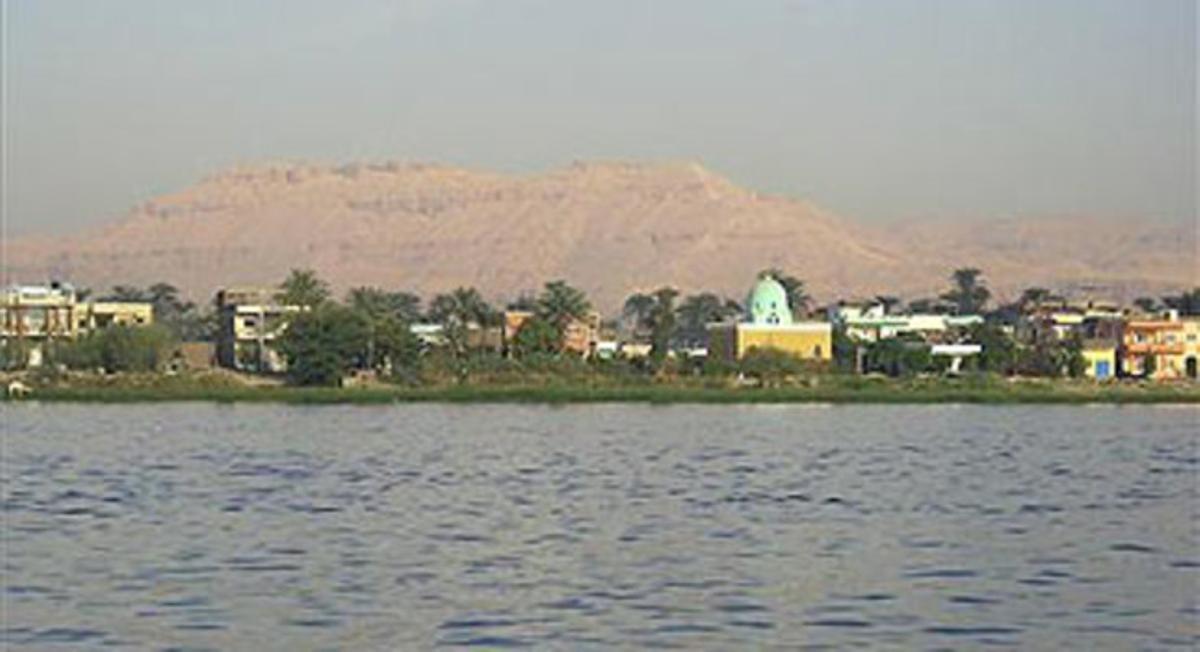 Imatge del riu Nil al seu pas per Luxor, on està afectant els fonaments dels temples. Imatge del riu Nil al seu pas per Luxor, on està afectant els fonaments dels temples.