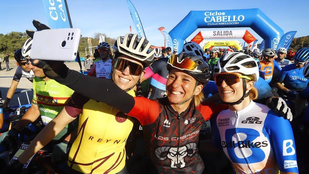 Tres mujeres participantes se hacen una foto antes de la salida.