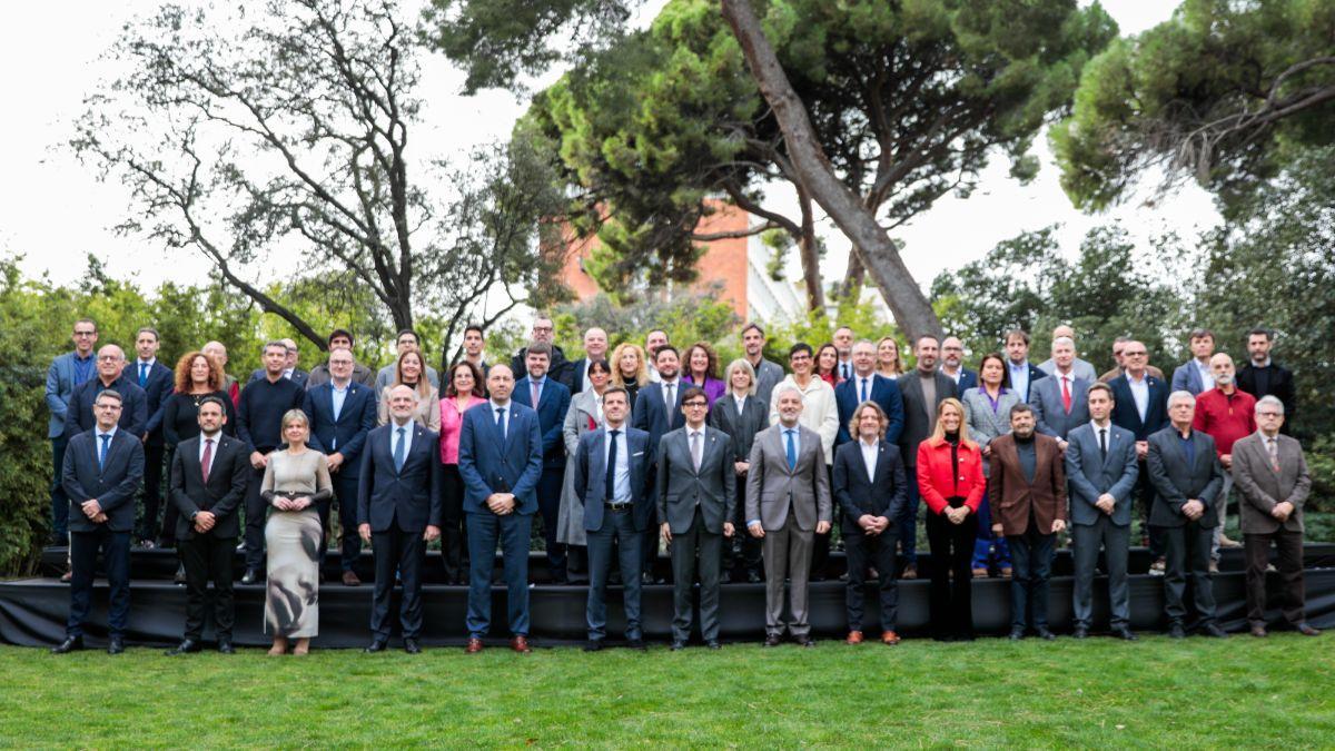 La foto de familia con los alcaldes catalanes y también Rubèn Peris, presidente de la Volta, a la derecha.