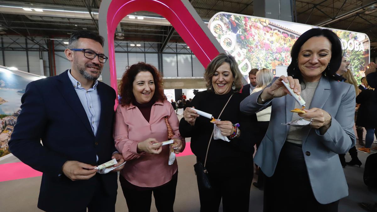 Por un tubo: algunos de los representantes del PSOE probaron este producto de salmorejo en Fitur.