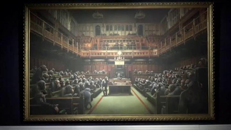 Vendido por 11 millones un cuadro de Banksy con monos en el Parlamento británico