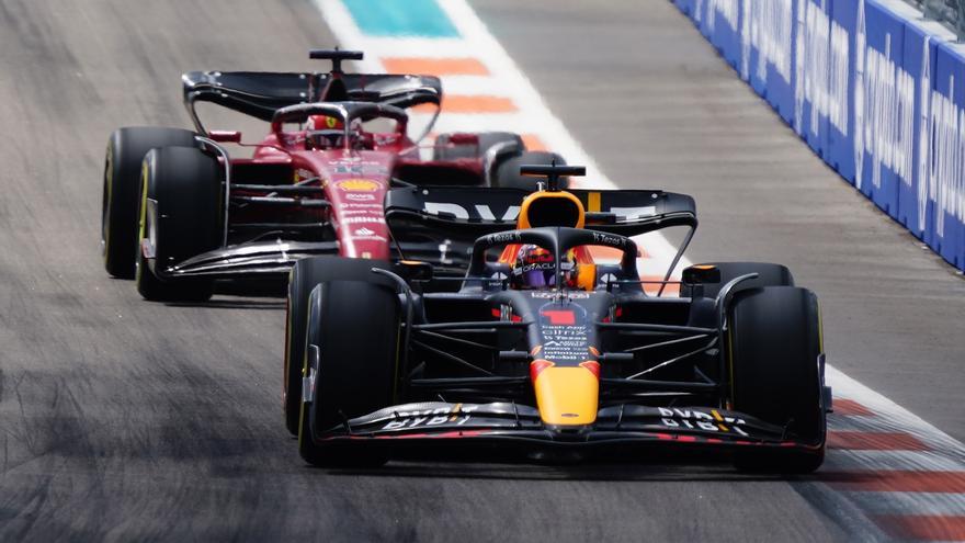 Verstappen lidera la carrera por delante de Leclerc