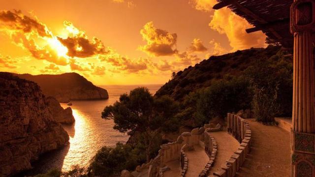 Un impresionante atardecer en el anfiteatro. |  | HACIENDA NA XAMENA