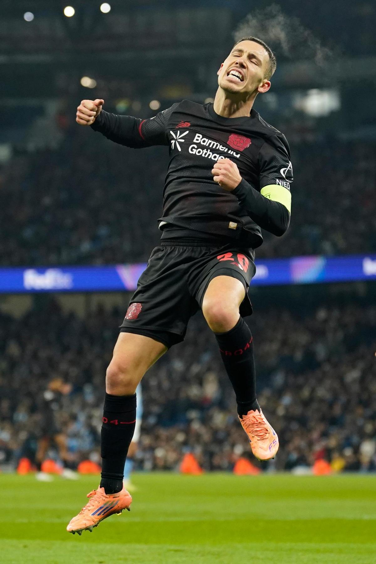 Alejandro Grimaldo, goleador en el Etihad