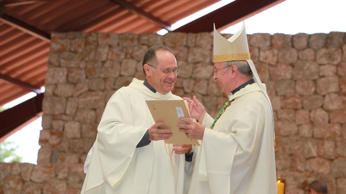 El prior Marià Gastalver y el obispo Sebastià Taltavull, durante un acto en Lluc.