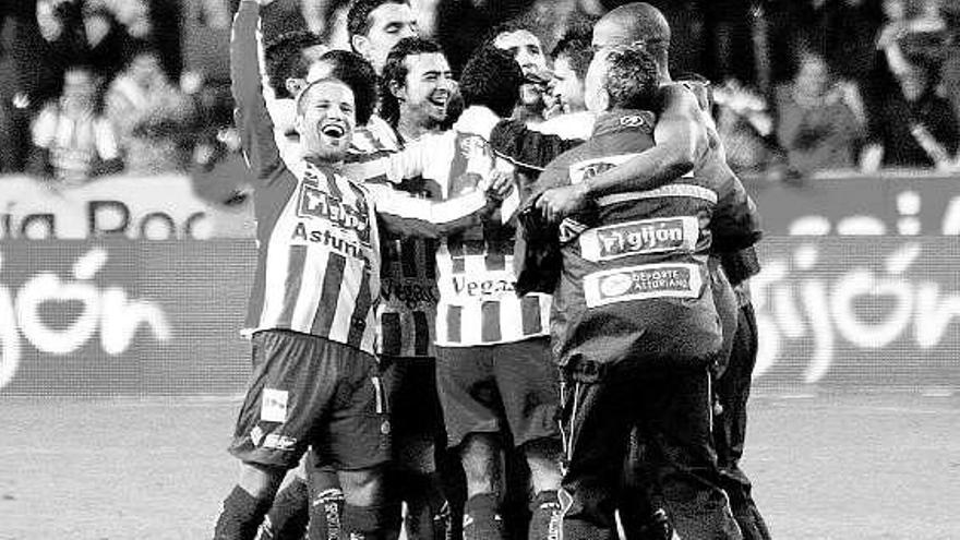 Los jugadores del Sporting celebran la permanencia al final del partido.