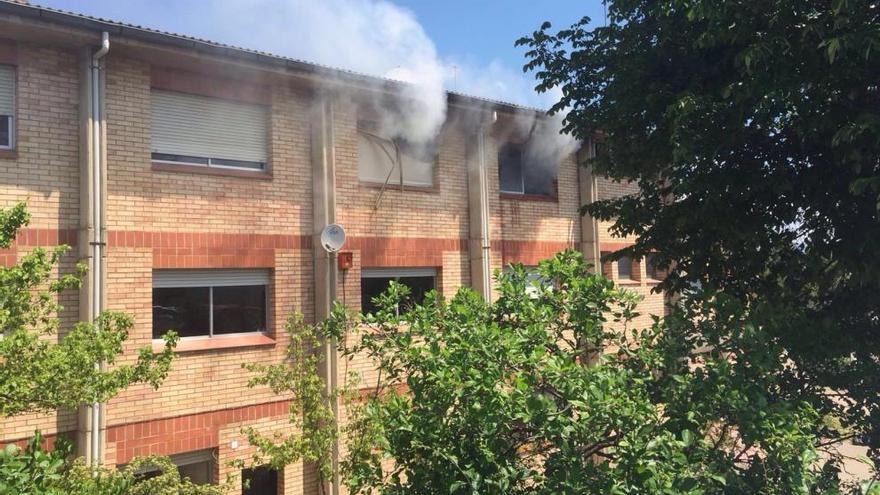 Fum que sortia de l&#039;interior de l&#039;aula, en el moment de l&#039;incendi