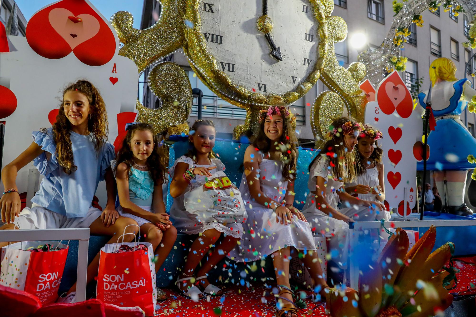 Así transcurrió el desfile de carrozas que sirvió de colofón a la fiesta de San Roque 2023, en Vilagarcía.