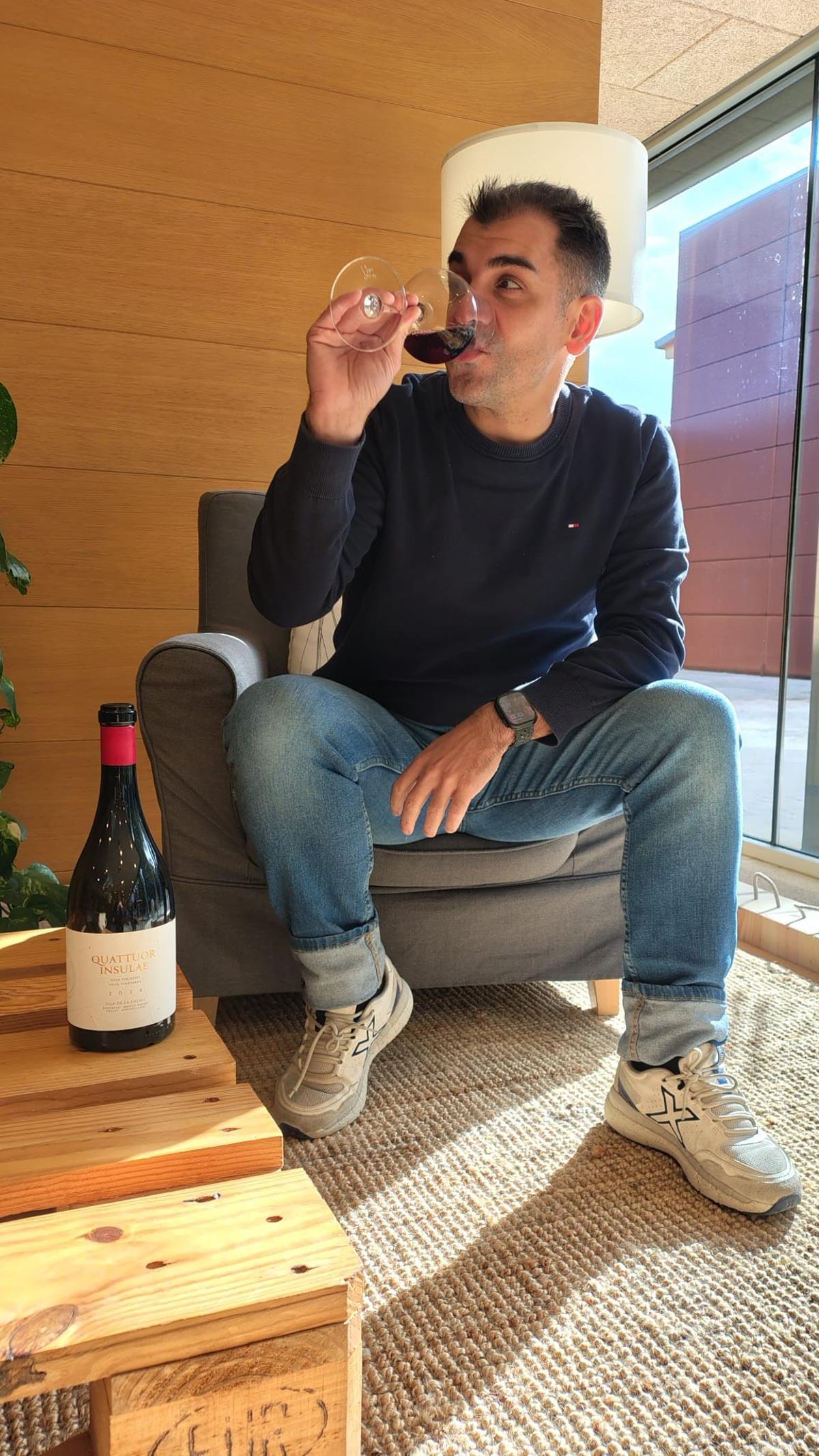 Roberto Durán, primer Master Sommelier español, catando Quattuor Insulae.