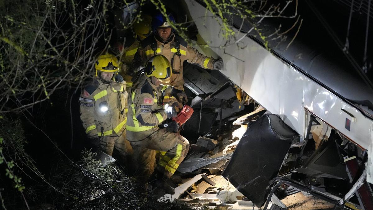 El accidente del tren de rodalies de la R4 en Gelida que ha descarrilado ha provocado un muerto, el maquinista del convoy, y cuatro heridos graves, así como 34 heridos de carácer más leve.