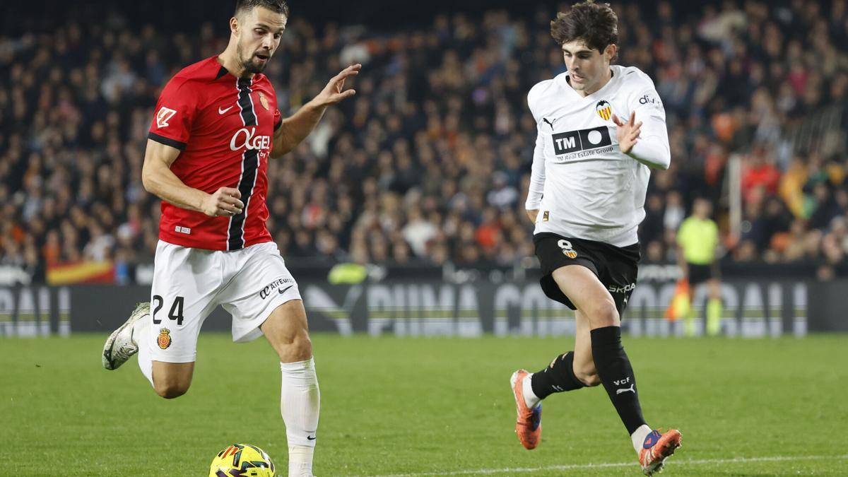 Leo Román y la defensa salvan al Mallorca en Mestalla
