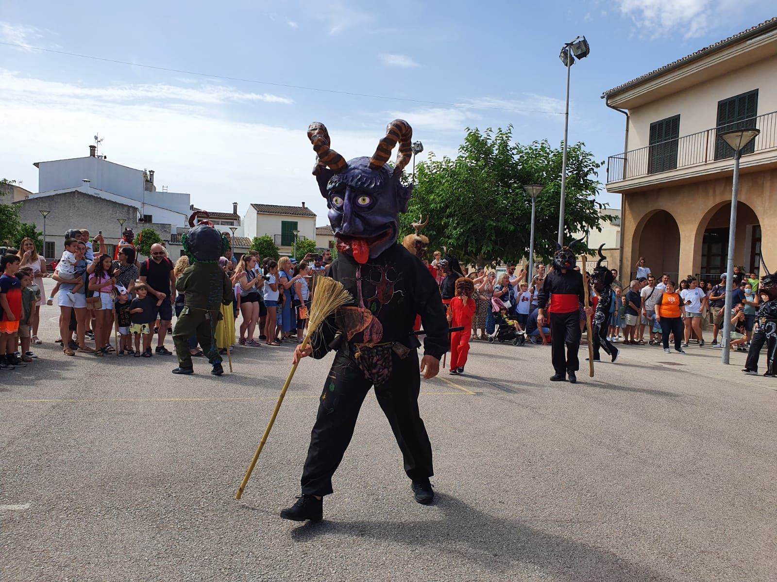 Tributo a Carles Costa en Sant Joan con una ‘trobada de dimonis’