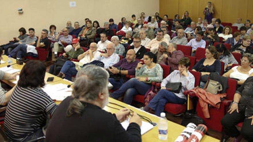 Momento de la asamblea de Unitat Popular, celebrada ayer en la sede de CC OO en Valencia. Foto: Fernando Bustamante.