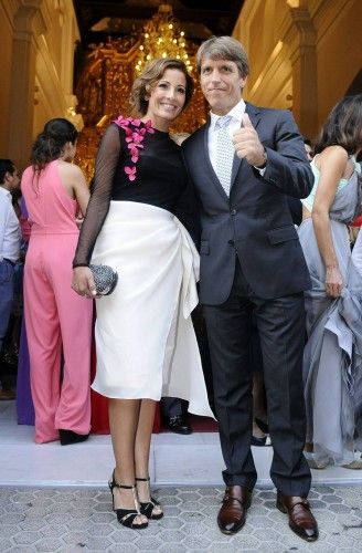 El extorero Francisco Rivera y la abogada Lourdes Montes han contraído matrimonio eclesiástico hoy en el barrio sevillano de Triana, en una ceremonia que ha tenido lugar en la Capilla de Los Marineros, sede de la Hermandad de la Esperanza de Triana,