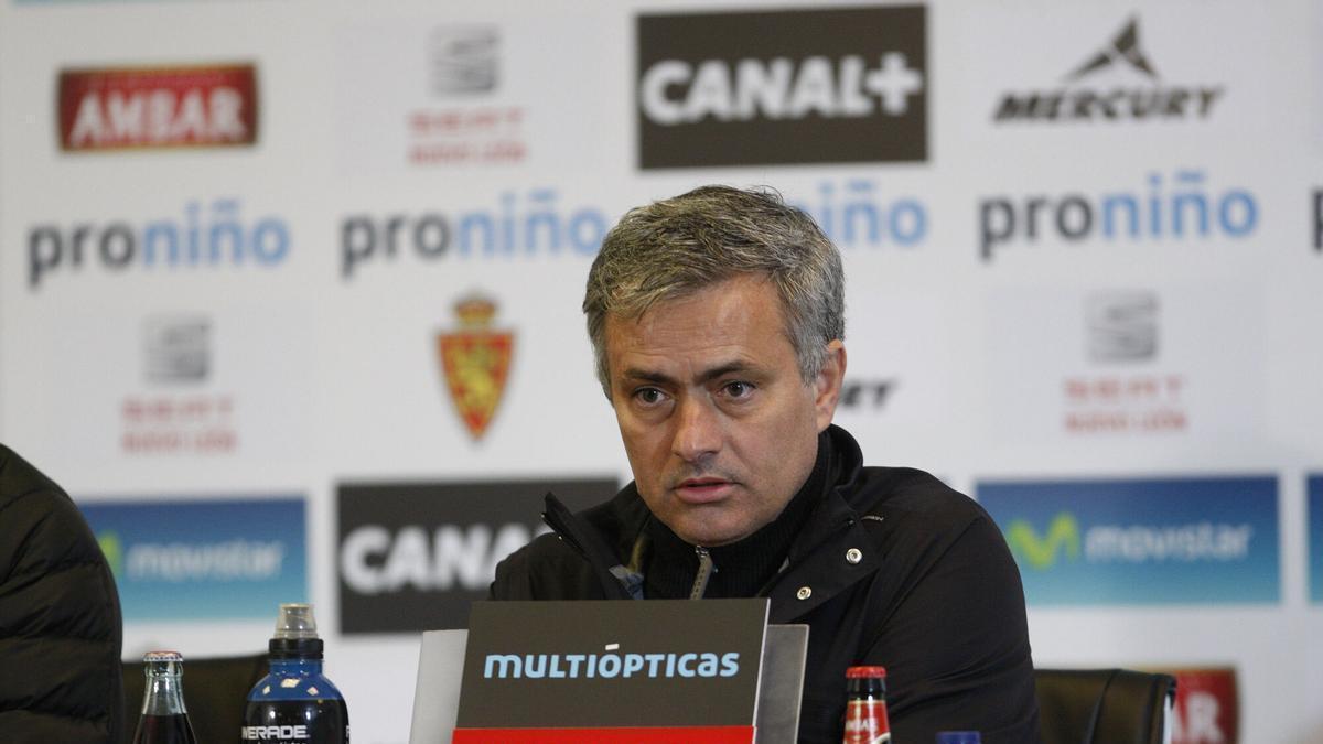 Mourinho en una rueda de prensa en La Romareda