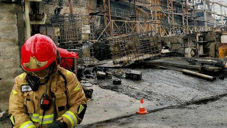 Una de las gradas de reparación devastadas por el fuego. // Santos Álvarez