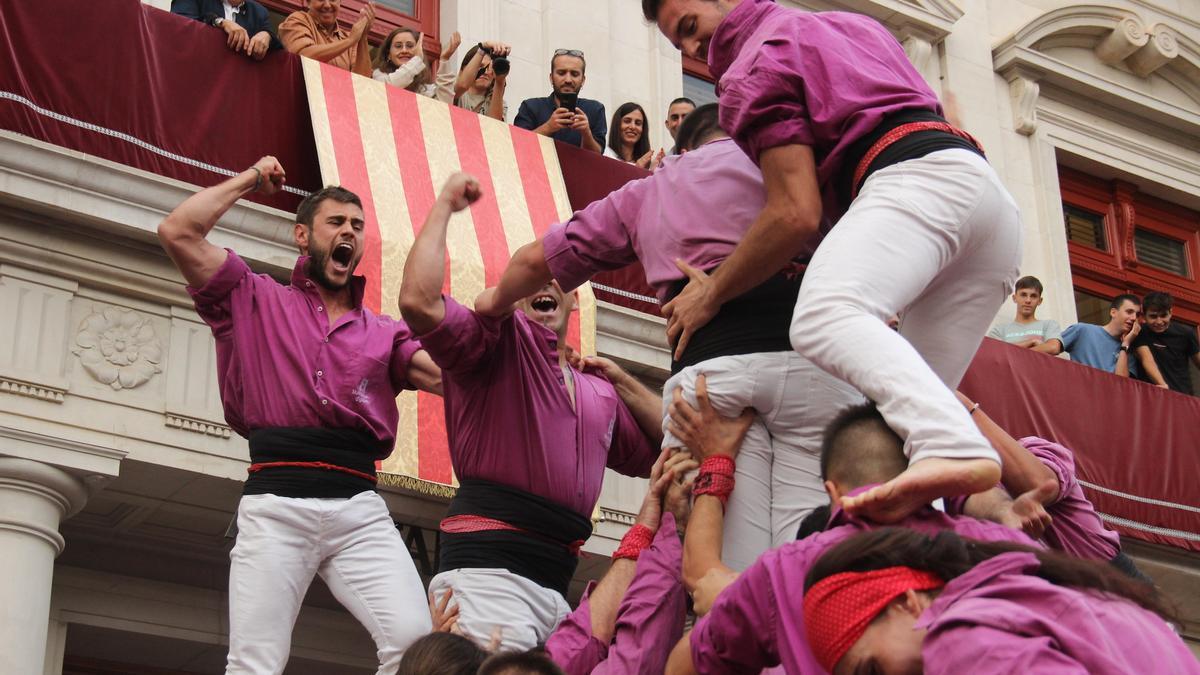 L&#039;eufòria dels castellers en aconseguir carregar el 3 de 9 amb folre el cap de setmana passat a Reus