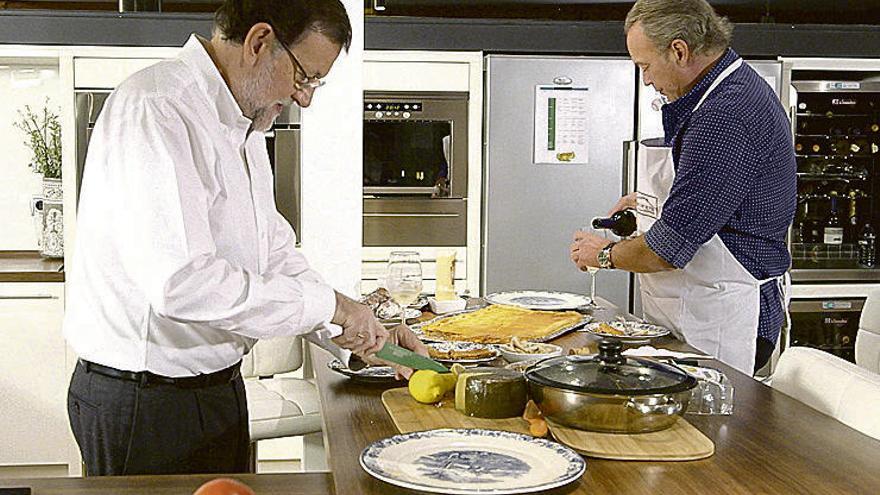 Mariano Rajoy y Bertín Osborne, preparando mejillones.