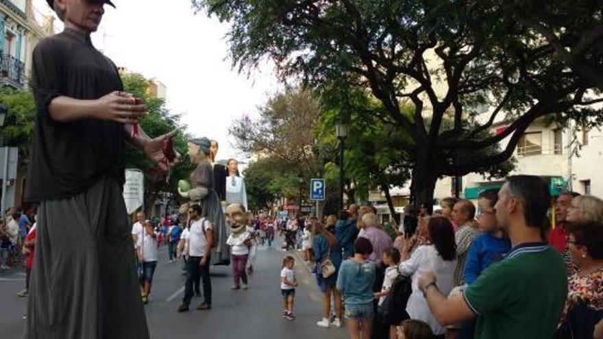 El desfile de los gigantes y cabezudos llena de color las calles de Benicàssim