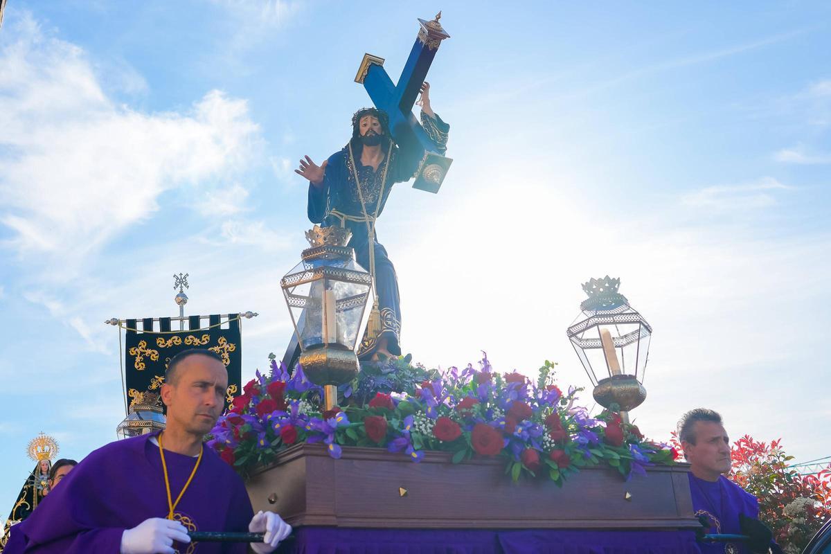 Procesiones en Vigo: los pasos de Noso Pai Xesús Nazareno e a Virxe Dolorosa desfilaron por Teis