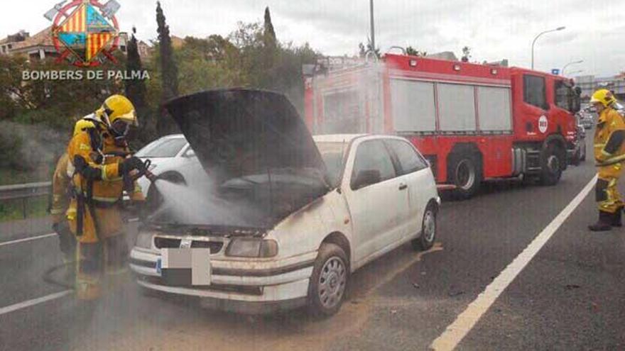 Los bomberos sofocan un incendio en un coche en la Vía de Cintura