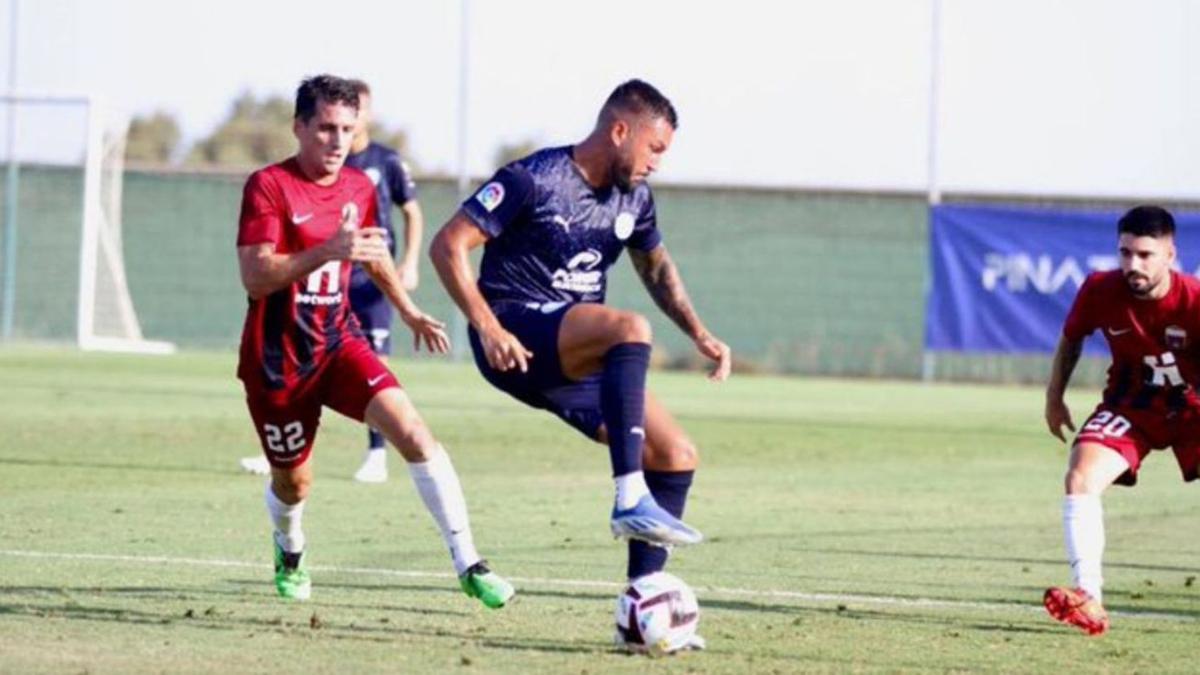 Una acción de juego de la UD Ibiza en el partido amistoso de este domingo con el Eldense. | UD IBIZA