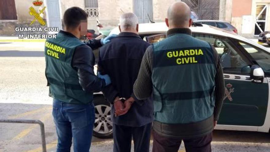 La Guardia Civil traslada a uno de los arrestados.