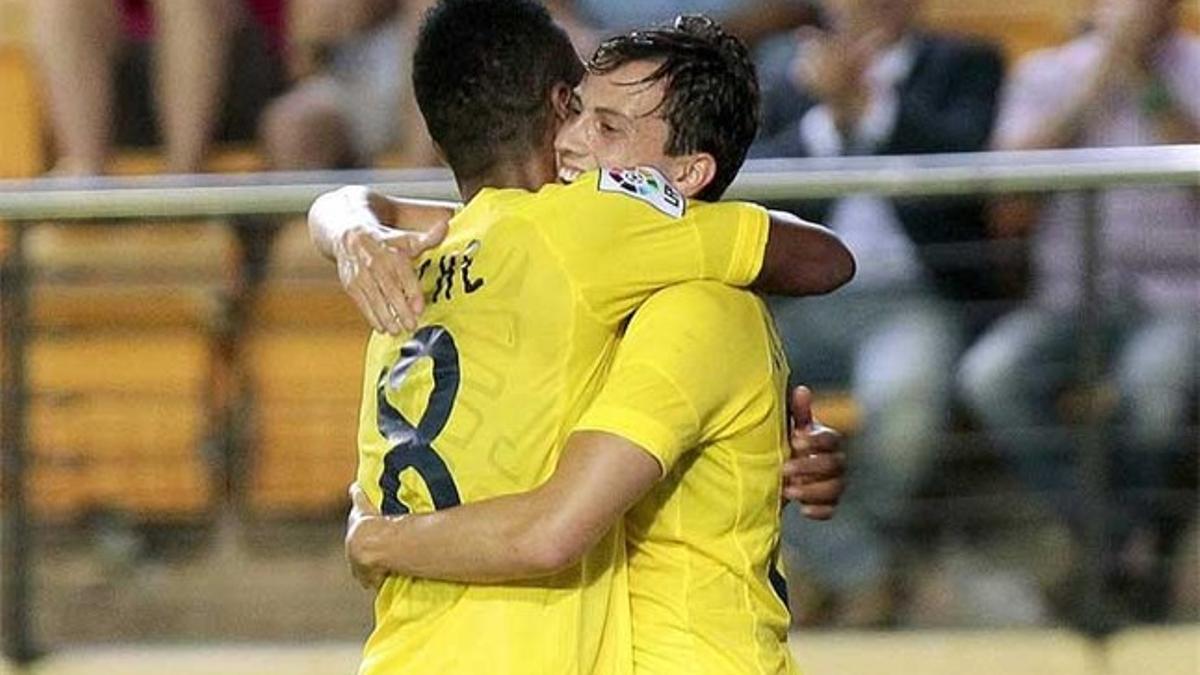 Javi Espinosa celebra un gol con su compañero Ikechukwu Uche