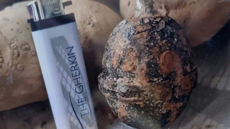 Compra un sac de patates i hi troba una granada de la Guerra Civil