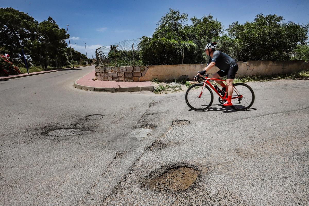 Baches en una calle del litoral oriolano, en una imagen de archivo