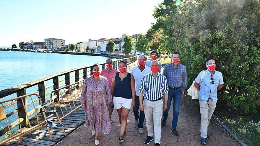 Regades y Freire durante su paseo por Moaña.