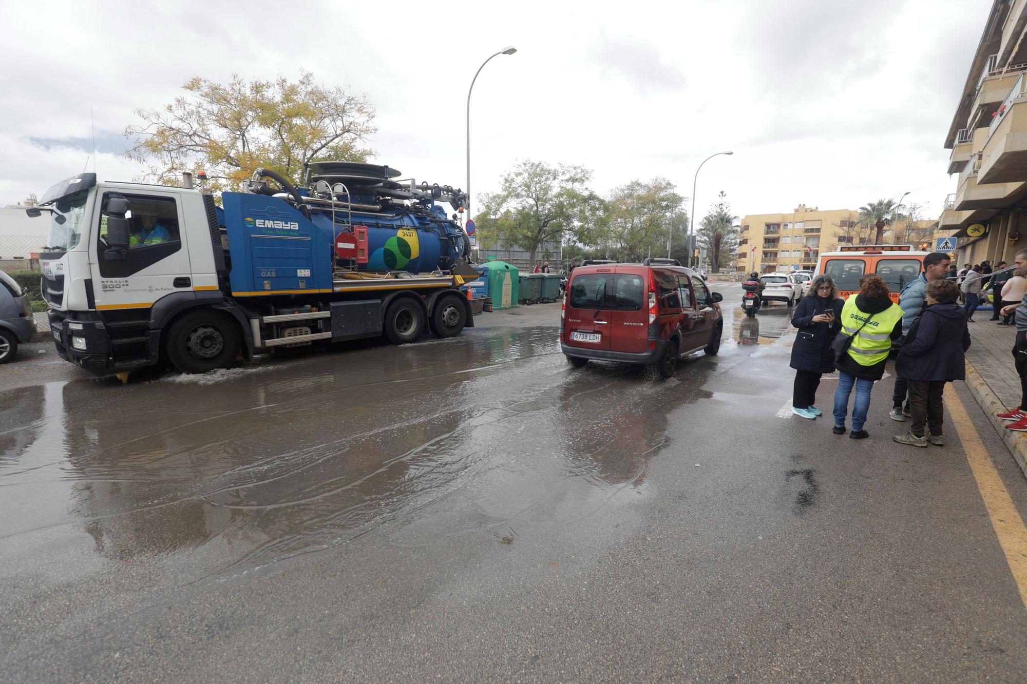 Rohrbruch in Pont d'Inca auf Mallorca setzt Dutzende Autos unter Wasser