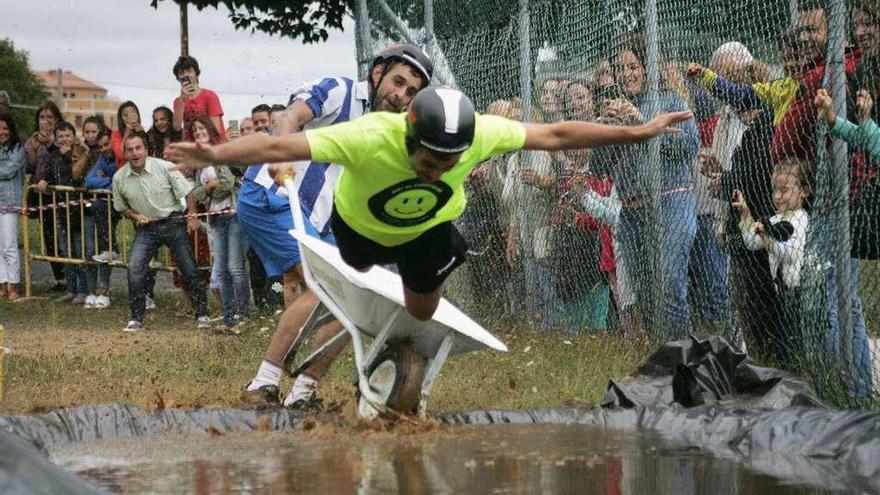 Participantes en el segundo tramo, donde tuvieron que superar la gran charca de agua // Bernabé/Luismy